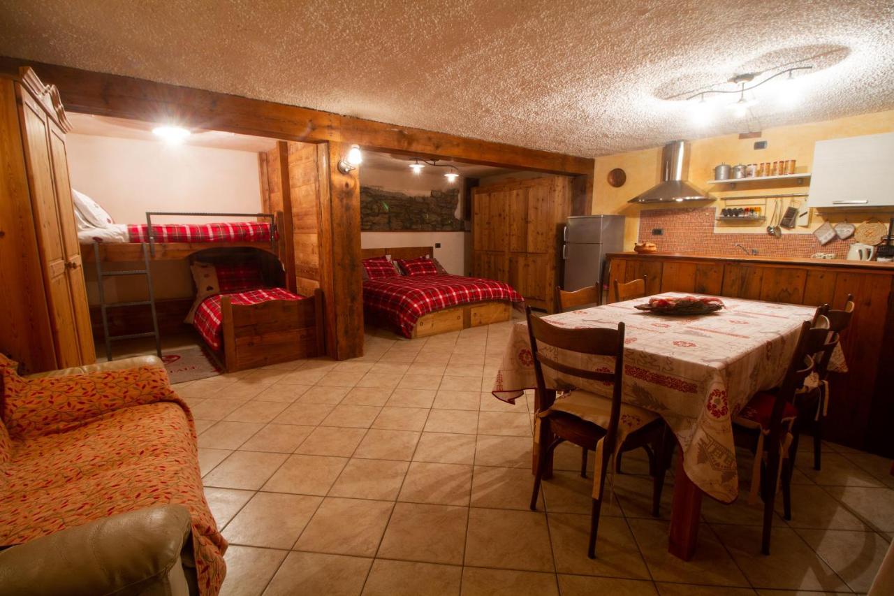 La Maison De Karen The Deer House Gignod Exterior photo